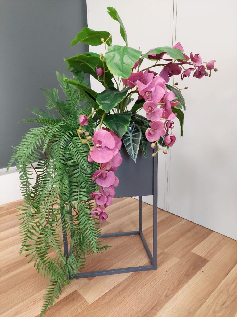 Metallkarp kunstlike taimedega