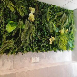 Kunstlikust rohelusest maalimine kunstlike orhideede lisamisega