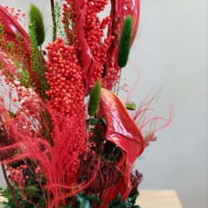 Kompositsioon kuivatatud lilledest erkpunase värvi ja stabiliseeritud rohelusega