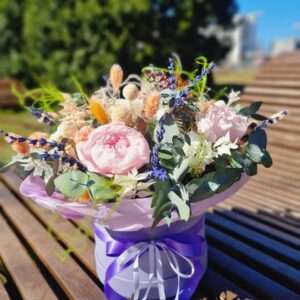 Lilleseade stabiliseeritud lilledest ja rohelusest