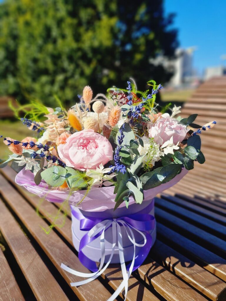 Lilleseade stabiliseeritud lilledest ja rohelusest